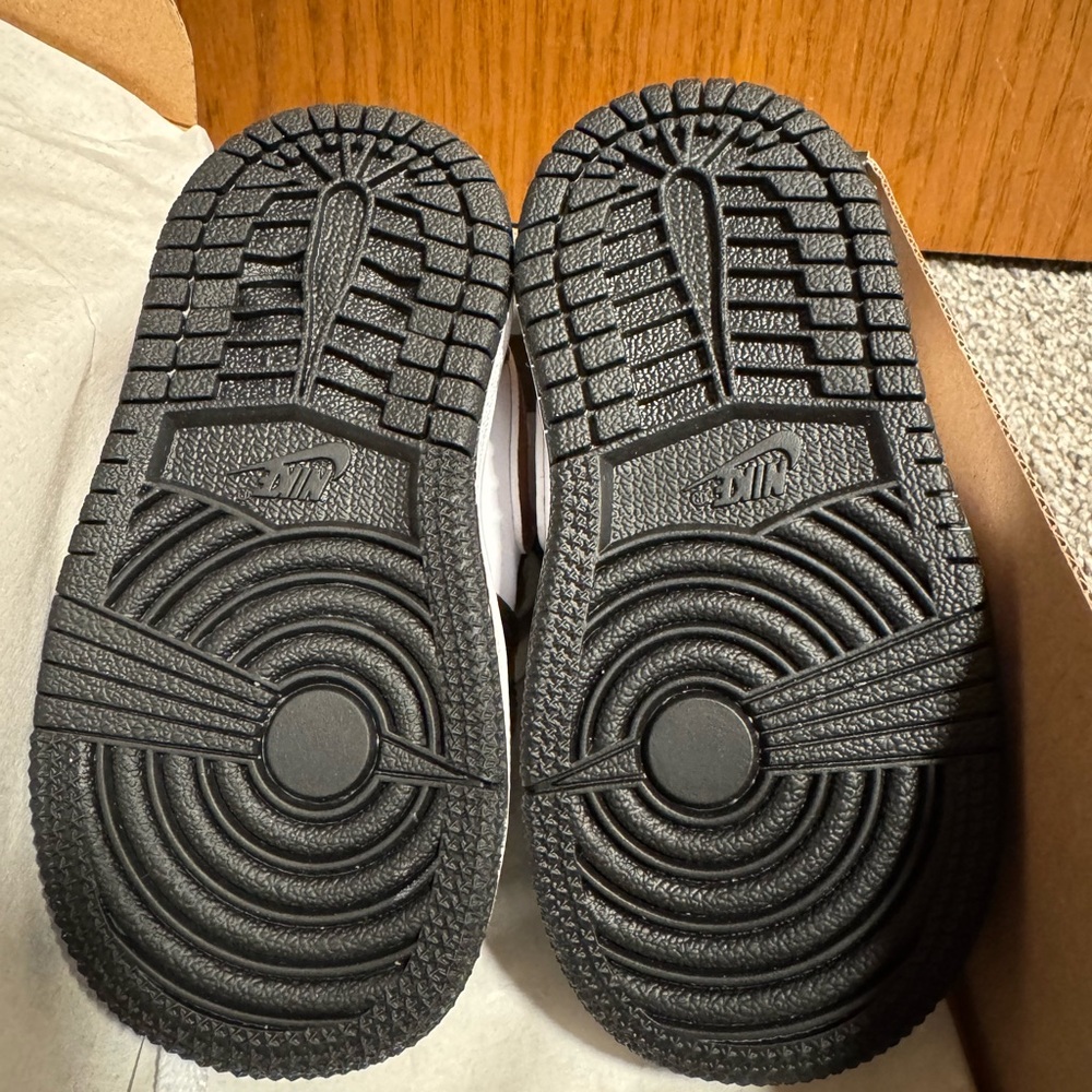 Nike Jordan 1 Mid SE Black White Gold - Picture 3 of 4